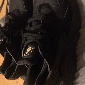 Nike Shoes - Men Nike black huaraches ,comes in original box Nike Shoes - Men Nike black huaraches ,comes in original box